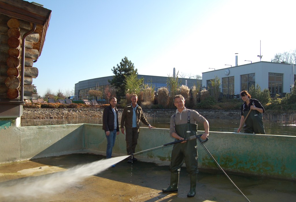Jörg Ferber (li.), stellver tretender Leiter des WELLNEUSS und das Gärtnerteam um Frank Förs ter (2.v.l.) auf dem Grund des Naturbadesees.