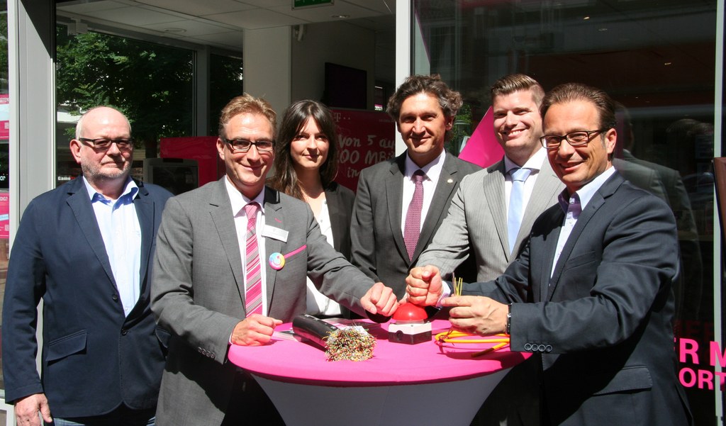 Bürgermeister Reiner Breuer, Telekom-Regiomanager Simon Pohlen, Frank Wolters, Leiter Wirtschaftsförderung, Johanna Gatzke, Leiterin  Gewerbeflächenmanagement, Sven Serve, stellv. Leiter des Telekom-Shops am Büchel, Herbert Czubak von der Telekom-Technik.