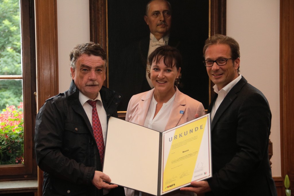 Bei der Urkundenübergabe: NRW-Verkehrsminister Michael Groschek, AGFS-Vorstand Christine Fuchs und Bürgermeister Reiner Breuer (v.l.) 