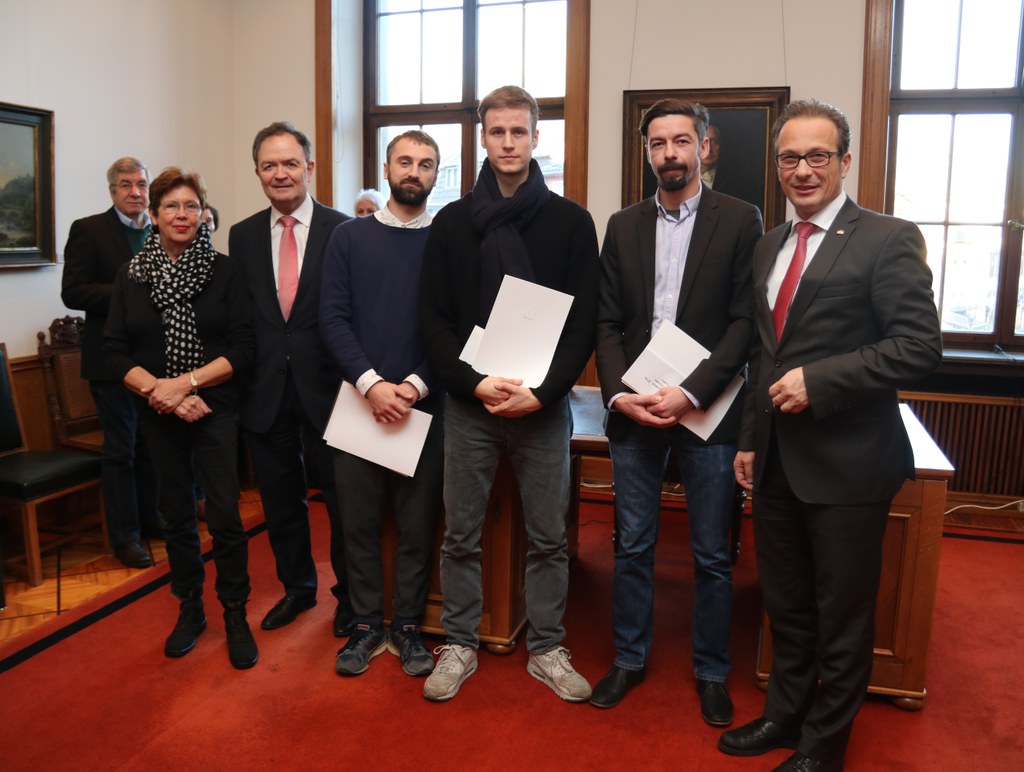 Bildunterzeile: (v.r.) Bürgermeister Reiner Breuer mit den drei Gewinnern des Kunstförderpreises 2016, Peter Müller, Alexander Bornschein und Konstantin Zayka, Martin Flecken, Stellv. Vorsitzender des Kulturausschusses, und Jury-Mitglied Anna Maria Holt.