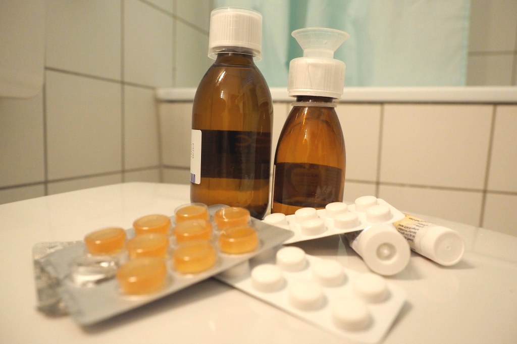 Medikamente, Farben, Lacke oder Speisreste gehören nicht in die Toilette oder das Waschbecken.