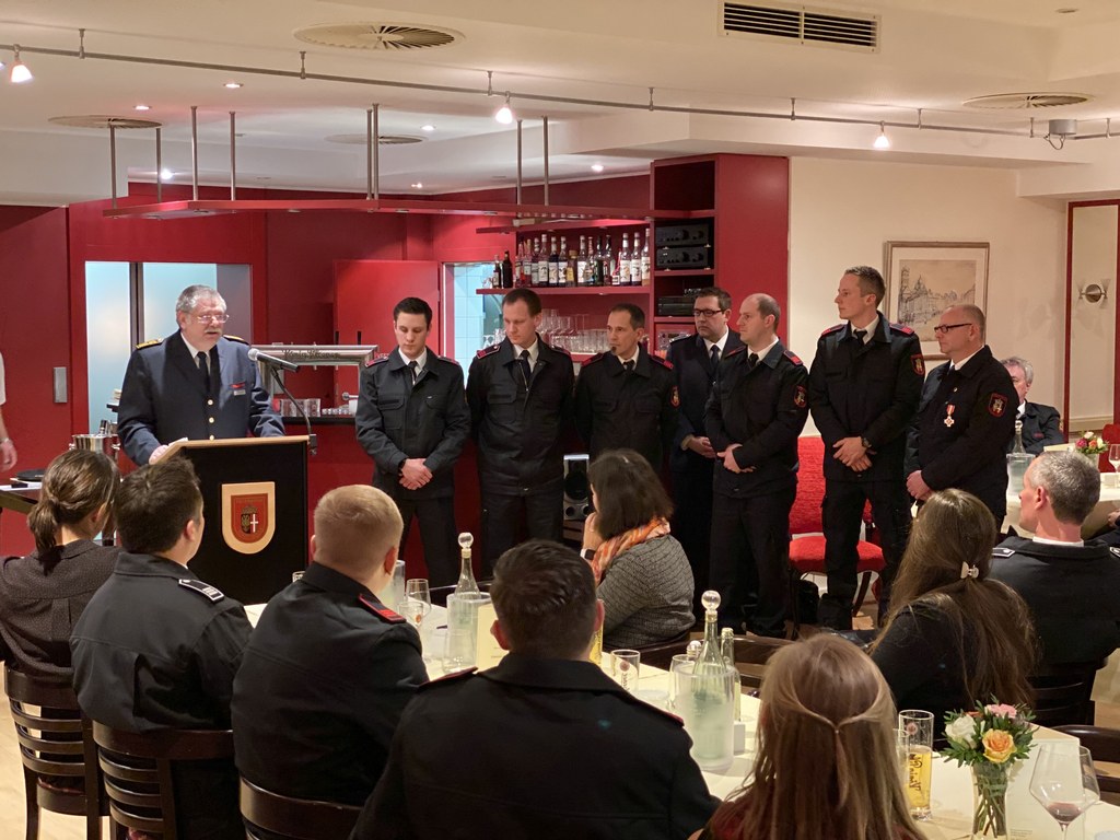 Helmut Probst, Inspekteur der Feuerwehr des Landes NRW, ehrt Thomas Stock, Sascha Püttschneider, Marcel Boas, Andreas Roß, Florian Cöllen und Sebastian Neuß für ihren Einsatz.