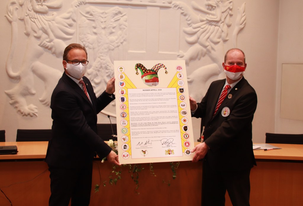 Bürgermeister Reiner Breuer und der Präsident des Neusser Karnevalsauschusses, Andreas Picker, bei der Präsentation des „Nüsser Appells“ im Ratssaal der Stadt Neuss.