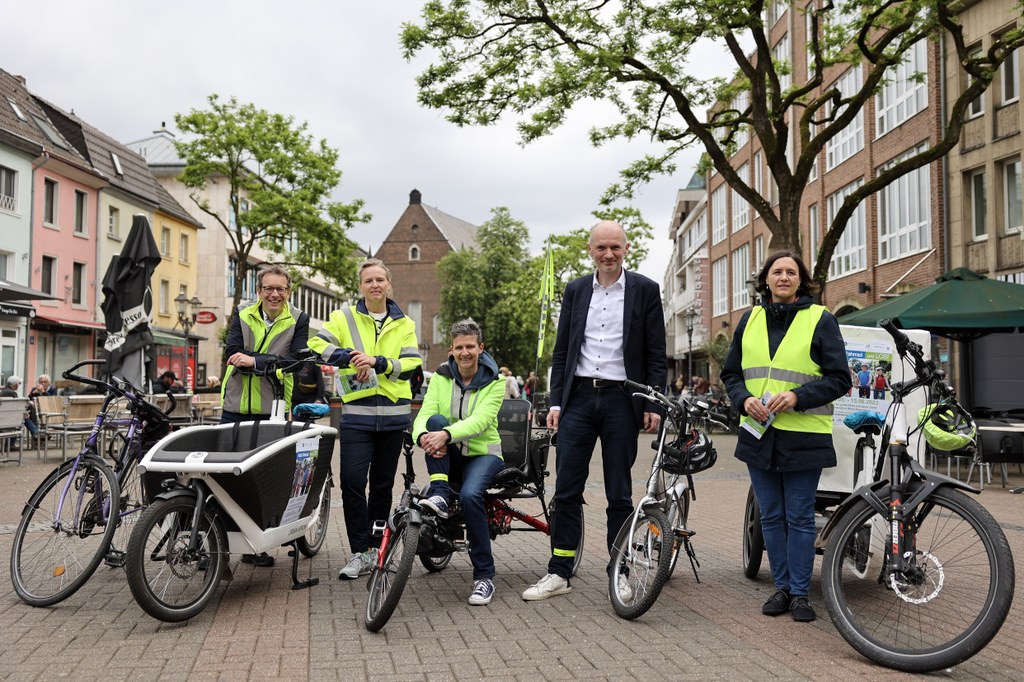(v.l. Christian Unbehaun, Leiter des Amtes für Stadtplanung; Dahlia Busch, Mobilitätsmanagerin der Stadt Neuss, Silke Schürmann, Stadtradel-Start 2023; Dr. Matthias Welpmann, Beigeordneter für Umwelt, Klima und Sport; Silke Höfle, Koordinatorin Neusser Stadtradeln 2023)