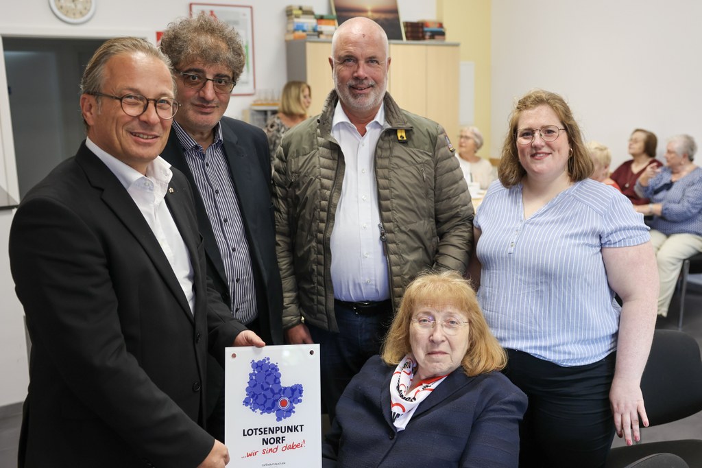 (v.l.n.r. Bürgermeister Reiner Breuer; Bülent Öztaş, Geschäftsführer der Neusser AWO; Ralf Hörsken, Beigeordneter für Jugend, Soziales und Senioren; Gertrud Servos, Vorsitzende der Neusser AWO; Charlotte Langkamp, Leiterin des Lotsenpunktes in Norf)