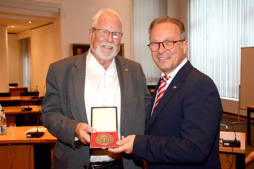 Pfarrer Msgr. Jochen Koenig (l.) und Bürgermeister Reiner Breuer (r.)