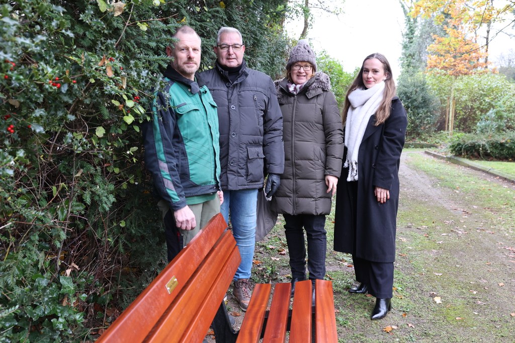 (v.l. Thomas Grewe, Vorarbeiter; Ralf Strerath, Teamleitung, Bestattungen; Birgit Ritter, Initiative Schmetterling Neuss e.V.; Dana Odenthal; Bestattungshaus Odenthal)