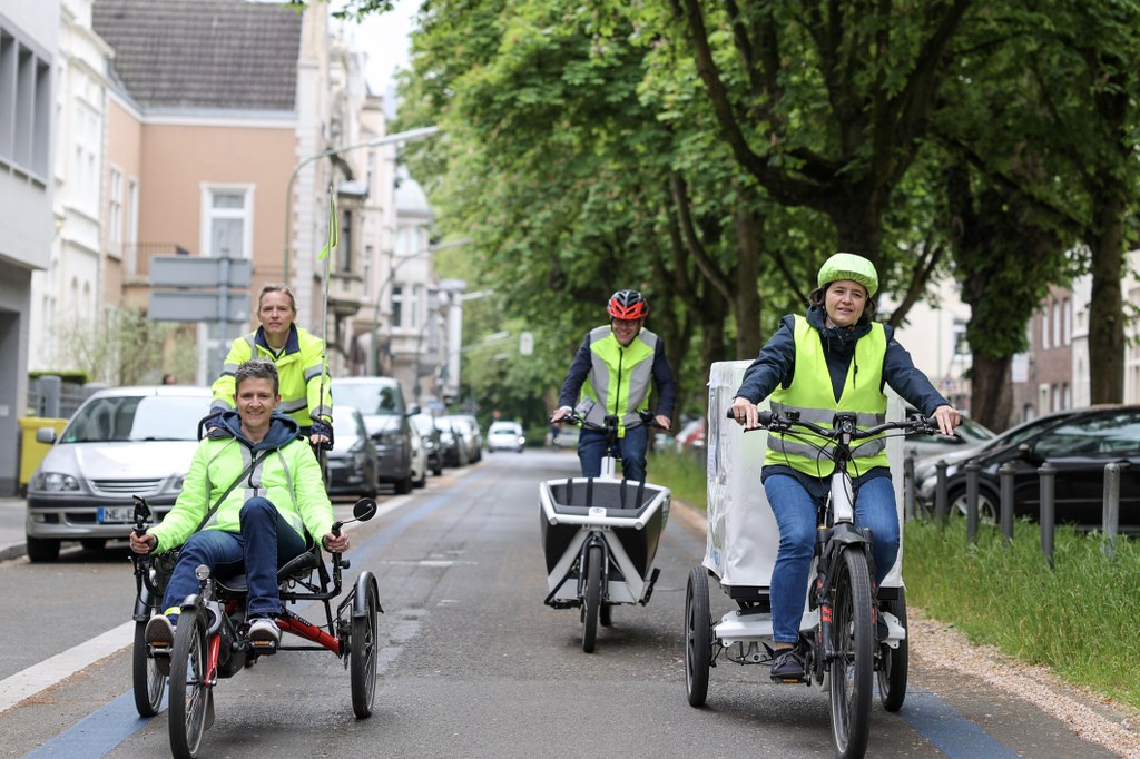 Stadtradeln 2023.jpg Silke Schürmann, Dahlia Busch, Christian Unbehaun und Silke Höfle unterwegs mit verschiedenen Fahrrad-Typen.
