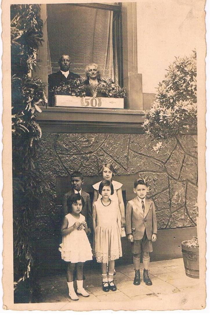 Stadtarchiv_01.jpg Leonard und Clothilde Cohn mit ihren Enkelkindern vor ihrem Haus (1931), Foto: Stadtarchiv Neuss