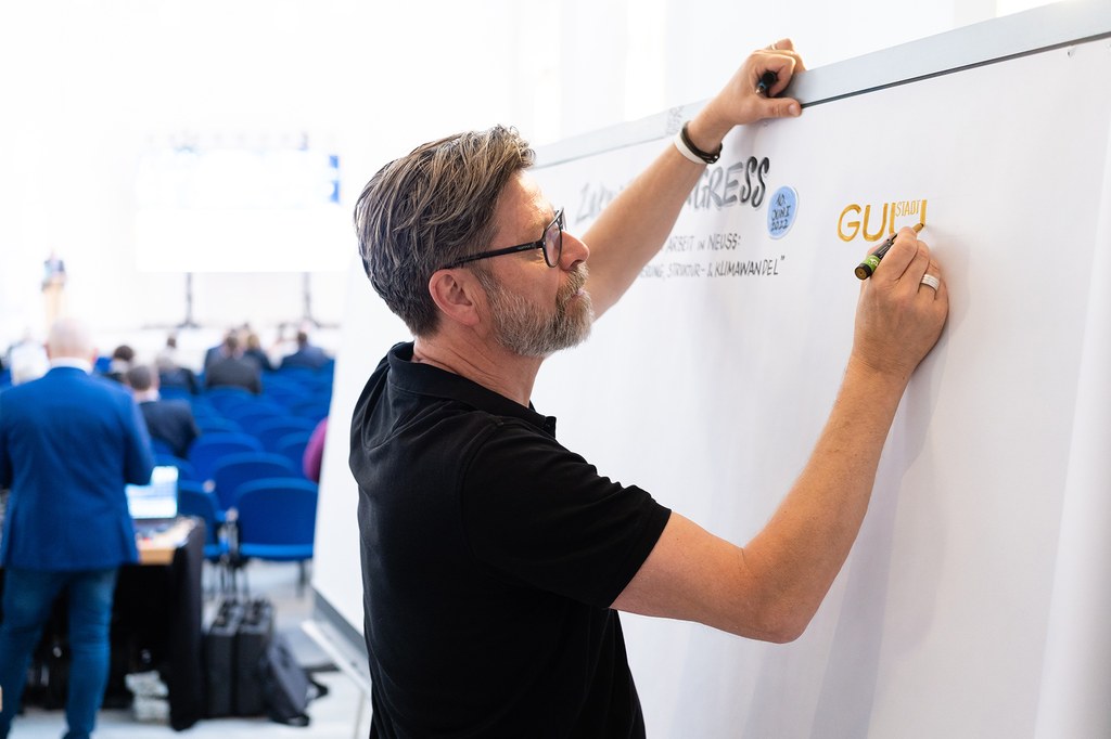 neusser-zukunftskongress-2022_01b.jpg Christoph Illigens zeichnet an ein Whiteboard.