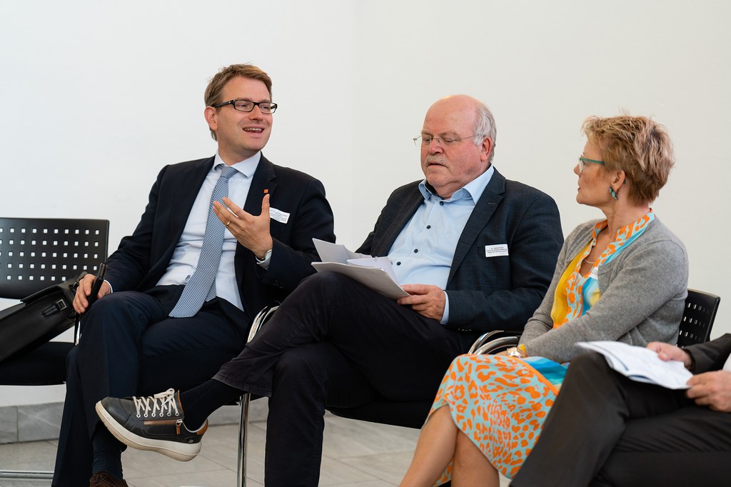 neusser-zukunftskongress-2022_08c.jpg Workshop-Teilnehmer*innen, ins Gespräch vertieft.