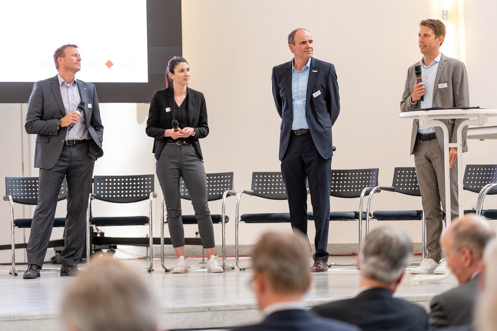 neusser-zukunftskongress-2022_12b.jpg Die Panel-Teilnehmer*innen auf der Bühne des Zeughauses.