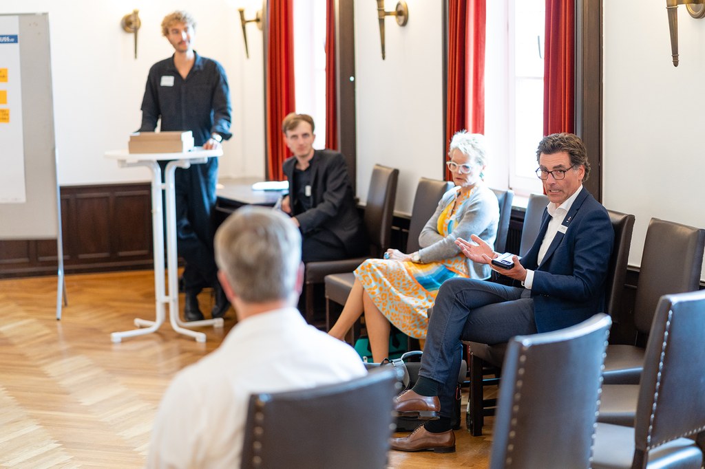 neusser-zukunftskongress-2022_15c.jpg Teilnehmer*innen des Workshops tauschen sich aus.