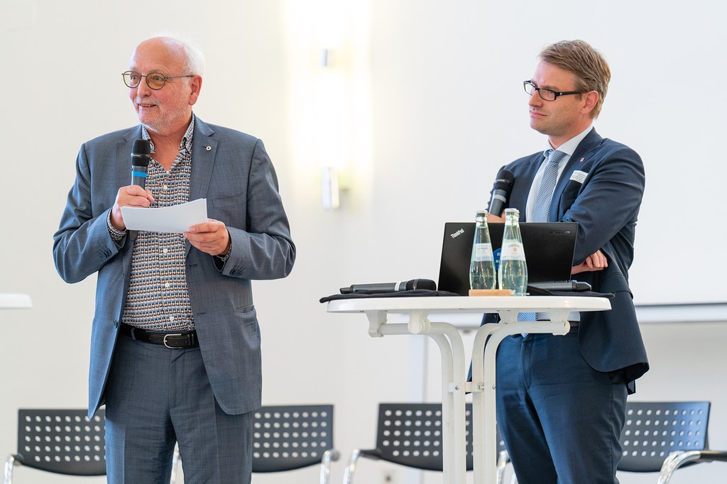 neusser-zukunftskongress-2022_16b.jpg Teilnehmer der Konferenz tauschen sich aus.